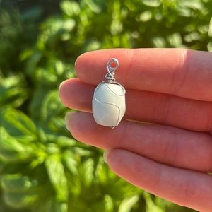 Pale green bead pendant💚